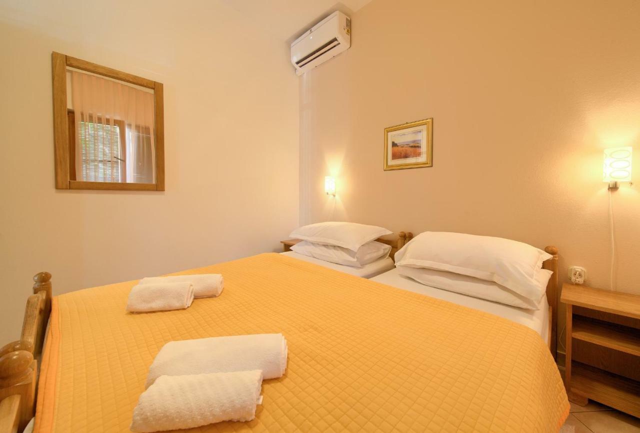 Apartments Loncar Krk Town Bagian luar foto